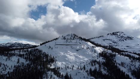 Clouds-Passing-Over-Snowy-Sierra-Nevada-Mountains-Near-Truckee,-California