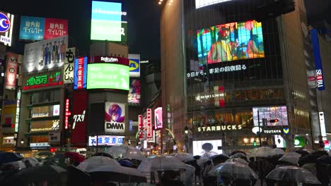 Noche-Lluviosa-En-El-Cruce-De-Shibuya-Con-Un-Mar-De-Gente.