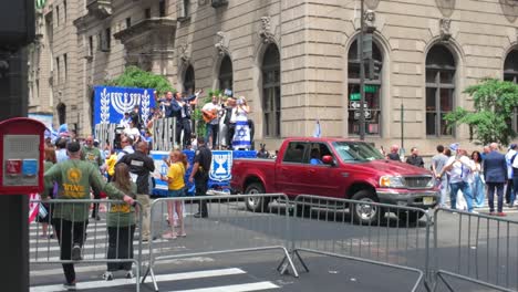 Ein-Blick-Auf-Die-Israel-Day-Parade-In-New-York-City-An-Einem-Sonnigen-Tag-Auf-Straßenebene