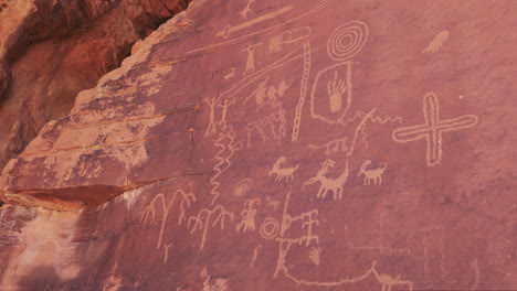 Petroglyphen-Aus-Vergangenen-Jahrtausenden,-Eingraviert-Im-Alten-Valley-Of-Fire-State-Park