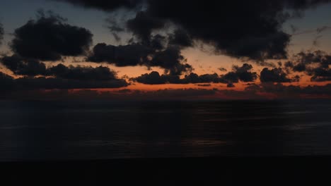 Romantischer-Bunter-Sonnenuntergang-Am-Meer