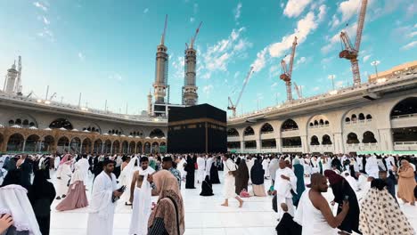 Los-Musulmanes-Realizan-Su-Culto-En-La-Sagrada-Kaaba-En-Masjid-Al-Haram,-La-Meca,-Arabia-Saudita