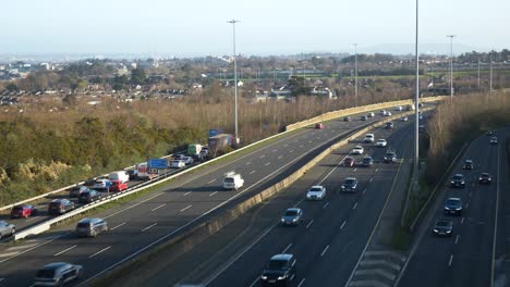 Autopista-M50-Durante-La-Hora-Punta-De-La-Mañana-En-Dublín-Con-Mucho-Tráfico-En-Un-Día-Claro