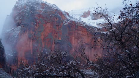 Statische-Aufnahme-Der-Schneebedeckten-Berge-Im-Zion-Nationalpark,-Während-Die-Wolken-Durchziehen