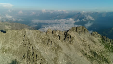 Vista-Aérea-Sobre-La-Cadena-Montañosa-Alpina