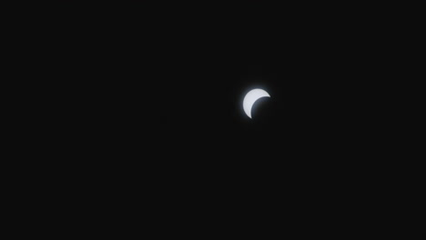 Un-Eclipse-Solar-Con-La-Luna-Cubriendo-Parcialmente-El-Sol-En-Un-Cielo-Oscuro