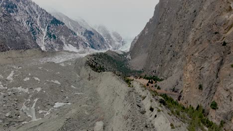 Impresionante-Paisaje-De-Montañas-Cerca-Del-Campo-De-Cricket-De-Pissan-En-El-Valle-De-Nagar,-Pakistán