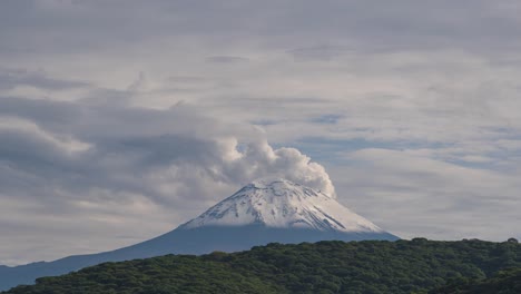 Zeitraffer-Des-Aktiven-Vulkans-Popocatepetl-Mit-Ausbruch-Und-Fumarole-Bei-Sonnenaufgang