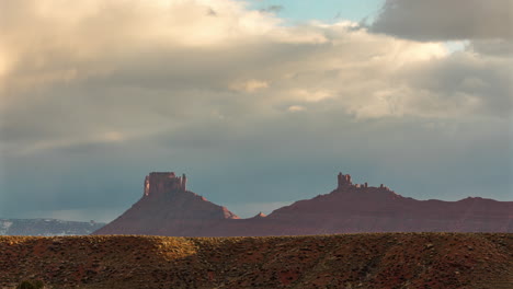 Wolkiger-Sonnenuntergangshimmel-über-Den-Mitten-Buttes-Im-Monument-Valley-In-Arizona,-USA