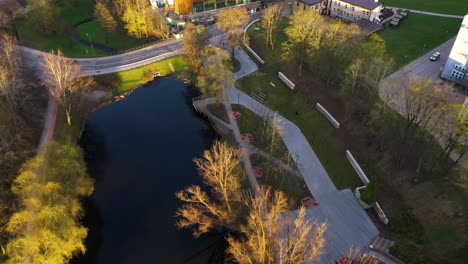 Dzirnavu-Ezeriņš-Promenade-Und-Park-In-Luftaufnahme-Mit-Goldener-Stunde-Sonnenlicht