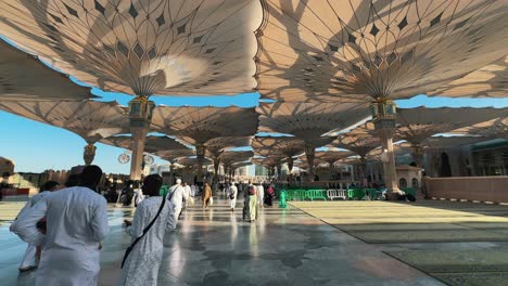 An-inside-view-of-he-Prophet's-Mosque,-Masjid-al-Nabawi,-in-Madinah,-Saudi-Arabia