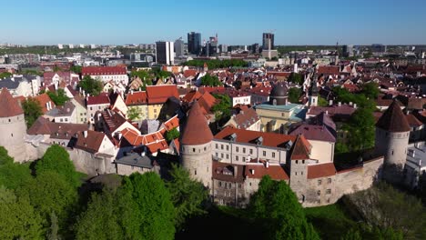 Wunderschöne-Luftaufnahme-über-Den-Mauern-Von-Tallinn,-Die-Estlands-Historische-Altstadt-Schützen