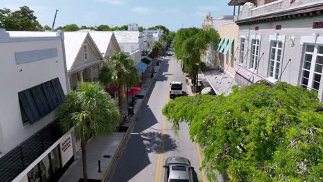 Empuje-Bajo-Aéreo-A-Lo-Largo-De-Duval-Street-En-Key-West,-Florida