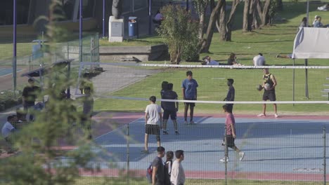 Estudiantes-Disfrutando-De-Instalaciones-Deportivas-Jugando-Voleibol-En-Un-Día-Soleado