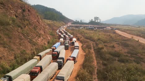 Toma-Aérea-De-La-Congestión-De-Camiones-Y-El-Atasco-En-El-Paso-Fronterizo-De-Boten.