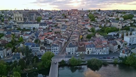 Paisaje-Urbano-De-Poitiers-Con-La-Catedral-De-San-Pedro-O-Pierre,-Francia