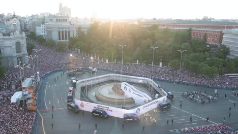 Tausende-Von-Real-Madrid-Fans-Versammeln-Sich-Auf-Dem-Cibeles-Platz,-Um-Mit-Der-Mannschaft-Und-Den-Spielern-Von-Real-Madrid-Ihren-15.-UEFA-Champions-League-Titel-In-Madrid,-Spanien-Zu-Feiern