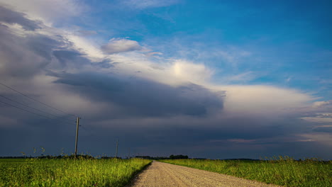 Timelapse-De-Camino-De-Grava-Que-Conduce-Hacia-El-Horizonte-Bajo-Un-Cielo-Dramático