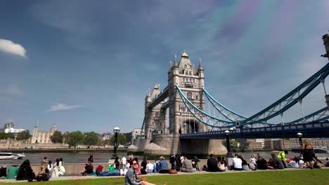 Gente-Disfrutando-De-Un-Día-Soleado-En-El-Tower-Bridge-De-Londres.