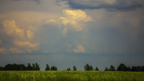 Lapso-De-Tiempo-Del-Paisaje-Nublado-De-Terrones-De-Lluvia-Cumulonimbus-Sobre-El-Campo-De-Cultivos-De-Colza