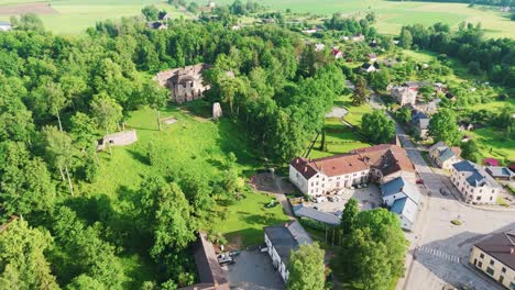 Stadt-Rauna,-Lettland,-Luftbild