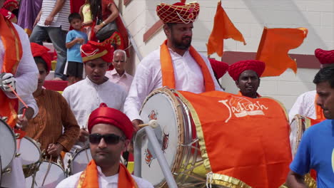 Tamborileros-En-Una-Procesión-Hindú-En-El-Festival-De-Ganesh