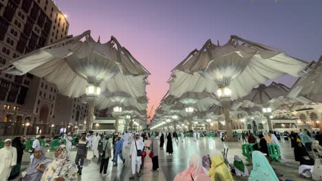 Ein-Abendlicher-Blick-Auf-Die-Moschee-Des-Propheten,-Masjid-Al-Nabawi,-In-Medina,-Saudi-Arabien