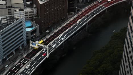 Impresionante-Lapso-De-Tiempo-Mirando-Hacia-El-Tráfico-En-El-Centro-De-La-Ciudad-De-Tokio-Junto-A-Un-Canal