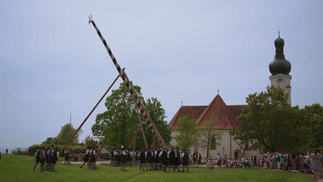 Traditionelle-Männer-Stellen-Einen-Bayerischen-Maibaum-Auf