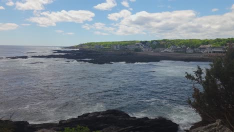 La-Vista-Al-Mar-Desde-El-Camino-Marginal-Con-Vistas-A-Oarweed-Cove,-Ogunquit,-Maine.