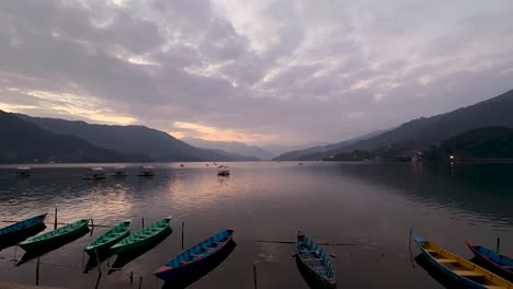 Landschaft-Düstere-Aussicht-Auf-Den-Phewa-See-In-Pokhara,-Nepal