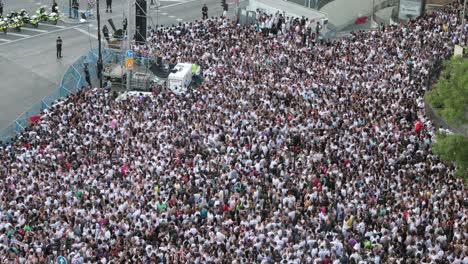 Tausende-Von-Real-Madrid-Fans-Versammeln-Sich-Während-Der-Trophäenparade-Auf-Dem-Cibeles-Platz,-Um-Mit-Den-Spielern-Und-Der-Mannschaft-Ihren-15.-Champions-League-Titel-In-Spanien-Zu-Feiern