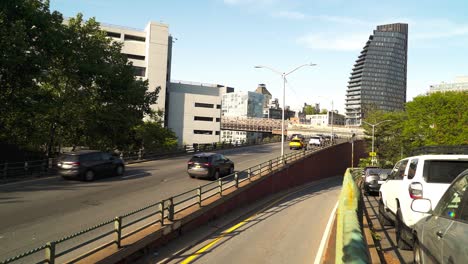 Autos-Auf-Dem-Brooklyn-Heights-BQE-Highway-In-Richtung-Norden-Reisen-An-Einem-Sonnigen-Tag-Ohne-Verkehr