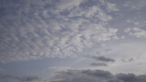 Cielo-Tranquilo-Y-Parcialmente-Nublado-Con-Suaves-Tonos-De-Azul-Y-Gris.