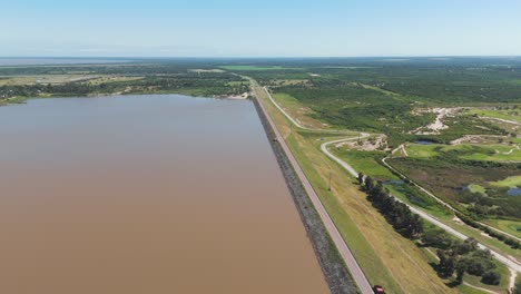 Panorama-Drohnenansicht,-Die-über-Den-Frontdamm-Der-Tiefflussgebiete-Am-Tiefflussreservoir-Vorrückt