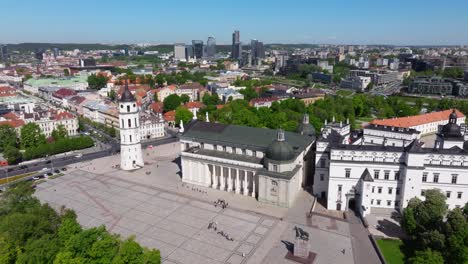 Plaza-De-La-Catedral,-Vilnius,-Lituania---Toma-Cinematográfica-De-Un-Dron-Delantero