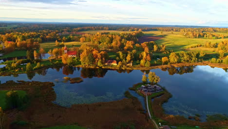 Vista-Aérea-Del-Parque-Arqueológico-Del-Castillo-Del-Lago-Āraiši-En-Letonia-Durante-El-Otoño