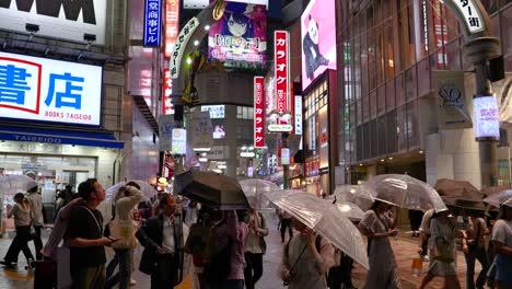 Taifun-Trifft-Tokio-An-Einem-Regnerischen-Sommertag