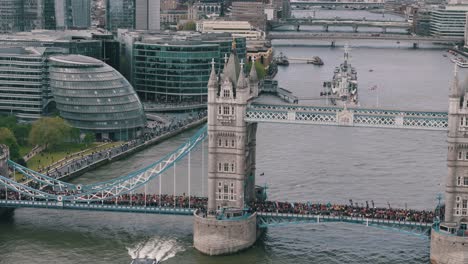 Schräg-Absteigender-Schwenk-Nach-Oben-Von-Marathonläufern-Auf-Der-Tower-Bridge