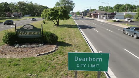 Willkommen-In-Dearborn,-Michigan-Schild-Und-Schild-Mit-Der-Stadtgrenze-Von-Dearborn-Mit-Drohnenvideo,-Das-Sich-Langsam-Nach-Oben-Bewegt