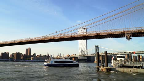 Brooklyn-Bridge-Fähre-Kommt-Zum-Andocken-An-Einem-Schönen-Sonnigen-Tag-Im-Mai