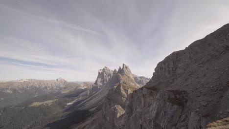 Timelapse-De-Nubes-En-Movimiento-Y-Aviones-Seceda-Dolomitas-Junto-Al-Acantilado-4k