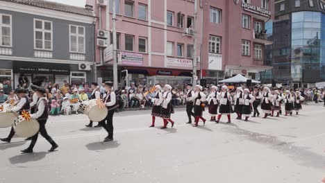 Mazedonische-Folkloregruppe-Marschiert-Bei-Der-Parade-Zum-Internationalen-Rosenfest