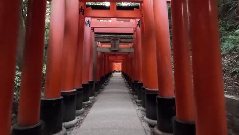 Walking-Through-The-Torii-Path-At-Fushimi-Inari-Taisha-Shrine-In-Fushimi-ku,-Kyoto,-Japan