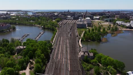 Filmische-Drohnenansicht-über-Dem-Hauptbahnhof-Von-Helsinki