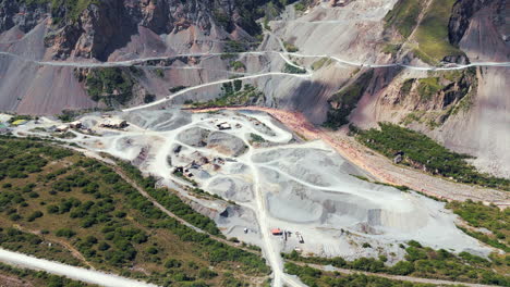 Vista-Aérea-Del-Establecimiento-De-Una-Mina-De-Piedra-Caliza-En-La-Cordillera-De-Los-Andes,-Provincia-De-Jujuy,-Argentina.