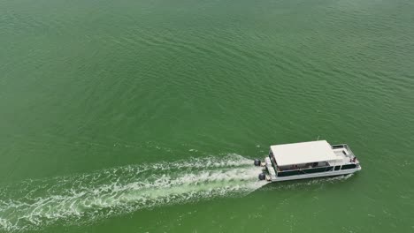 Vista-Por-Drones-Del-Barco-Turístico-Cerca-De-La-Bahía-De-Estero-En-Bonita-Springs,-Florida