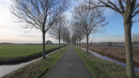 POV-De-Una-Persona-Que-Viaja-Por-Un-Carril-Bici-En-Los-Países-Bajos