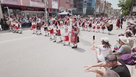 Desfile-De-La-Calle-Del-Festival-De-Las-Rosas-Procesión-De-Niños-Saludando-A-Los-Espectadores