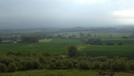 Panorámica-A-Través-De-La-Brumosa-Campiña-Británica-Temprano-En-La-Mañana,-Campos-Y-Prados-De-Tierras-De-Cultivo.